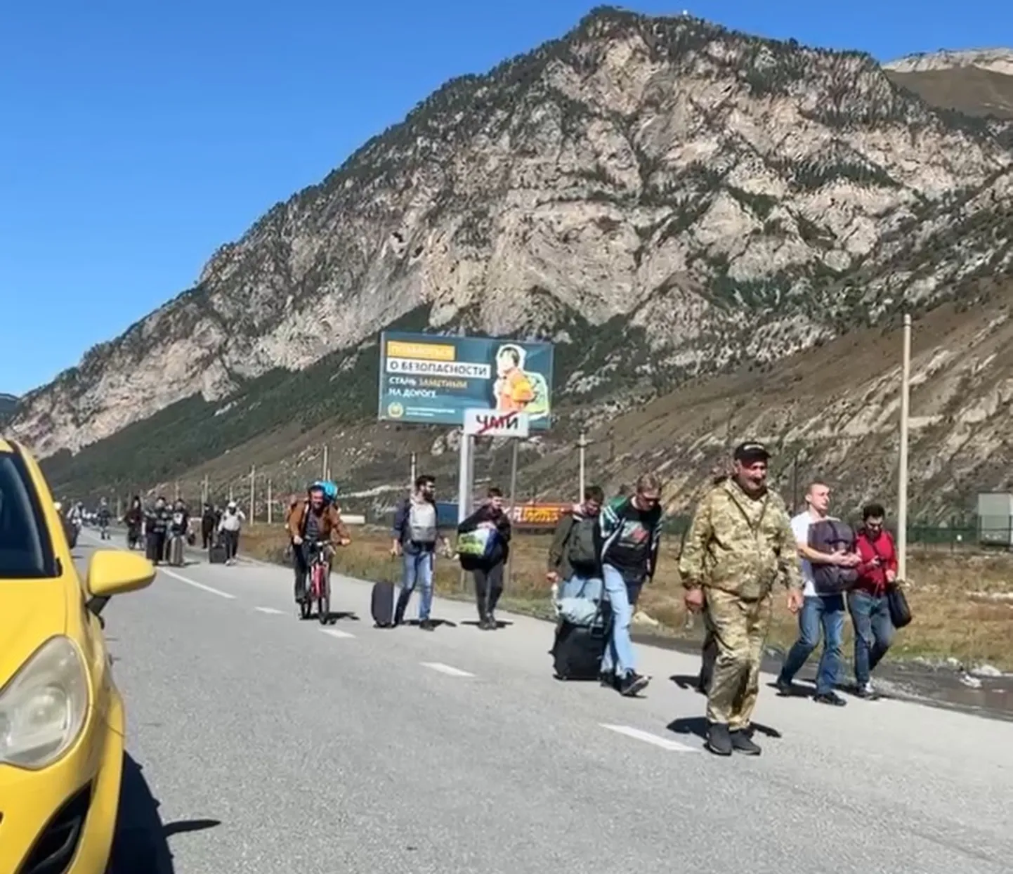 Люди пешком пересекают границу России и Грузии, 25 сентября.