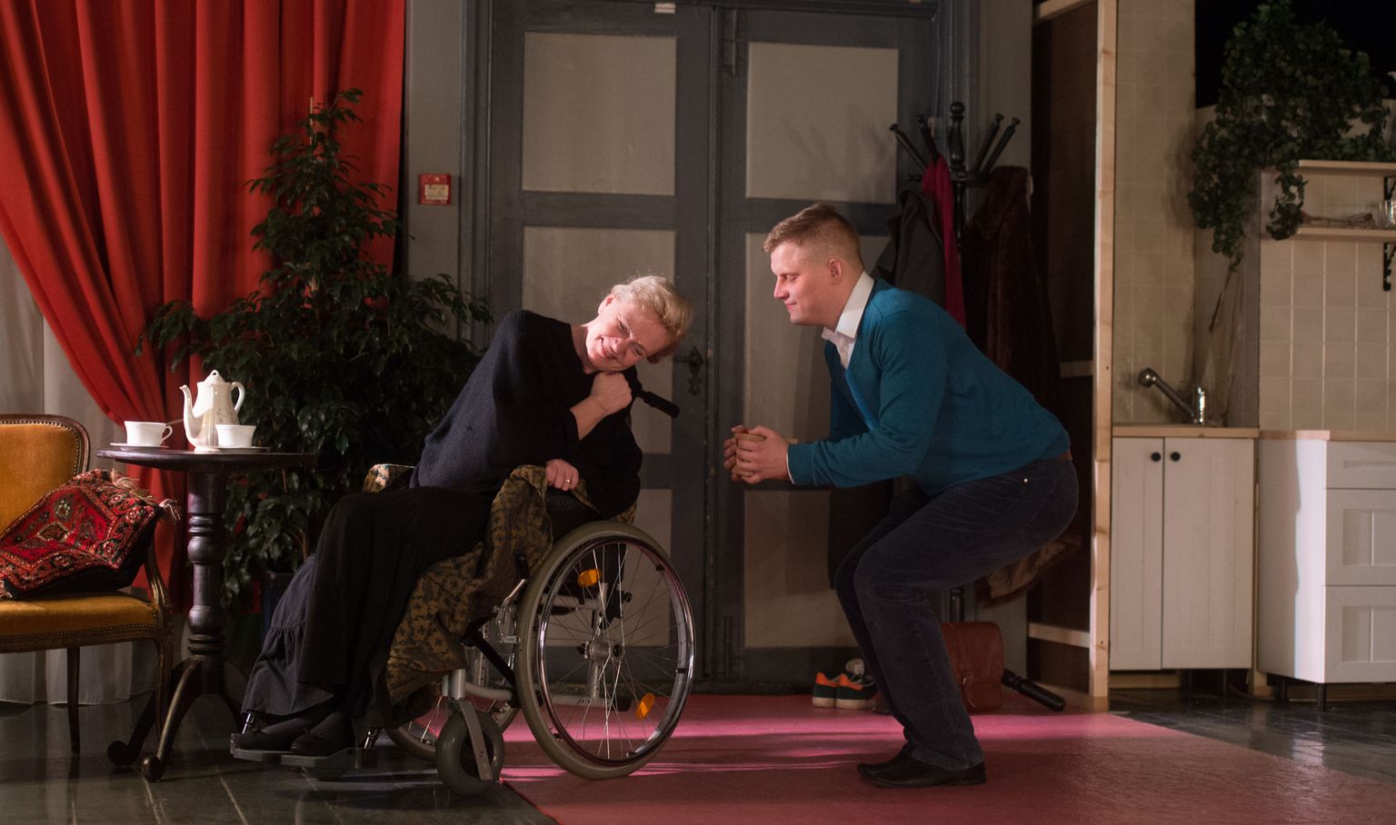 Liina Tennosaar kehastab lavastuses «Öökuninganna» endist ooperilauljat, Martin Tikk teda abistavat noort sotsiaaltöötajat. Nende rabedalt alanud suhtes tuleb ette nii mõndagi.