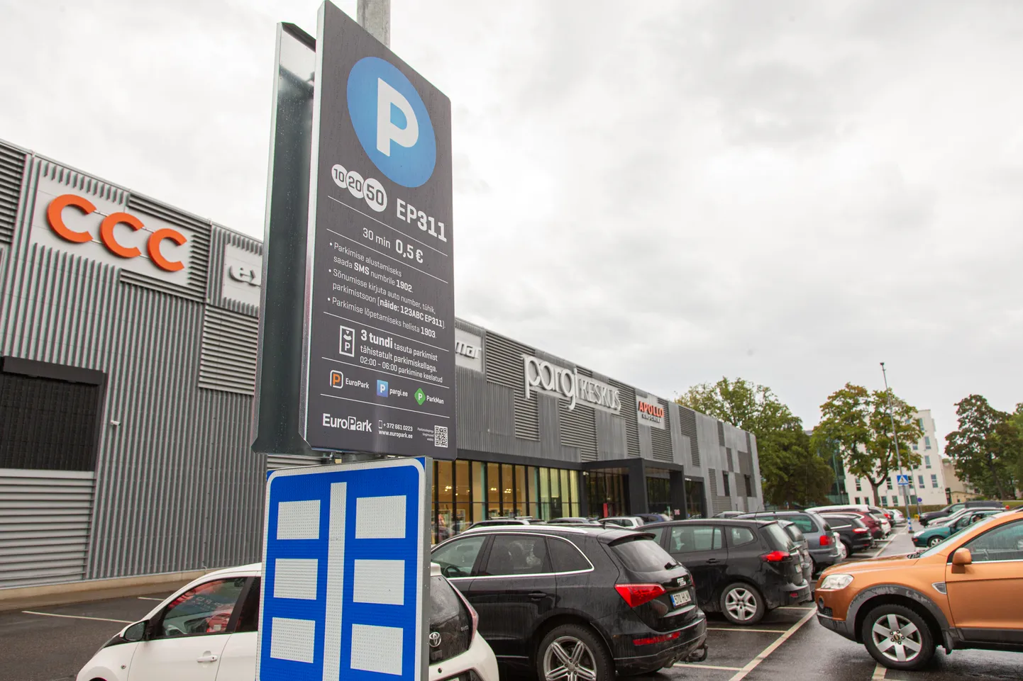Jõhvi Pargi keskuse parklas kehtestati tasuline parkimisala 2023. aasta suvel. Tasuta saab siin parkida kolm tundi, kuid selleks tuleb kasutada parkimiskella. Vastasel juhul on parkimiskorraldajal õigus määrata trahv.