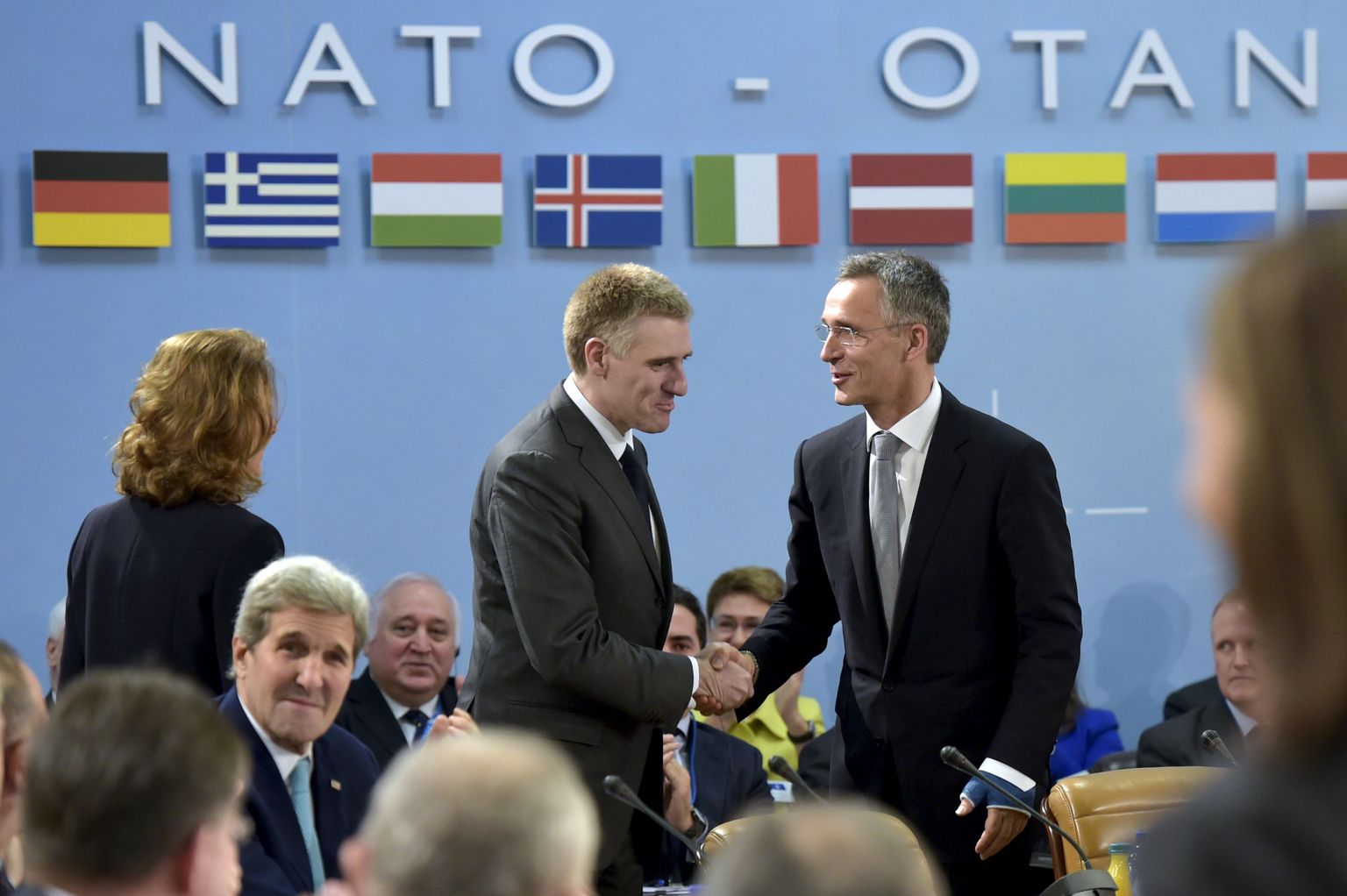 NATO peasekretär Jens Stoltenberg (paremal) tervitamas alliansi peakorteris Montenegro välisministrit Igor Lukšićit.