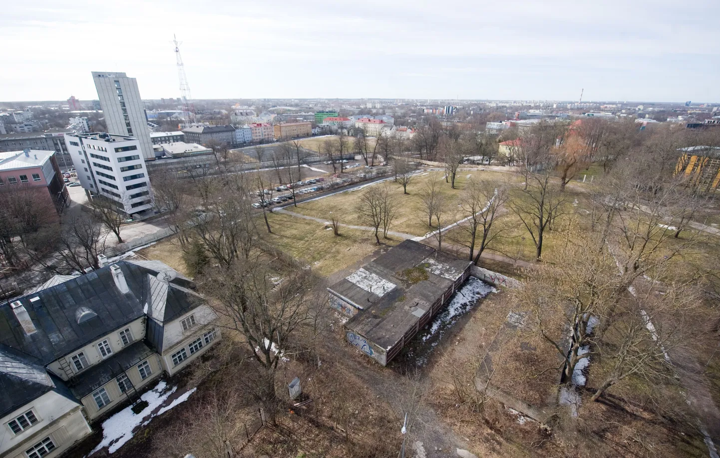 Vaade Tuvi tänava maja katuselt. Esiplaanil on tüliõunaks olevad garaažid, vasakule jääb Laidoneri villa ning kaugemal on Suur-Ameerika 12 elamu, mille kõrvale plaanitakse jäähalli ehitust.