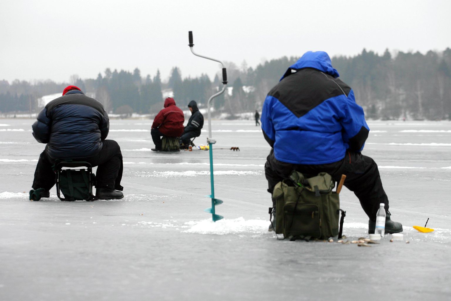 Рыбаки на зимней рыбалке. Фото иллюстративное.