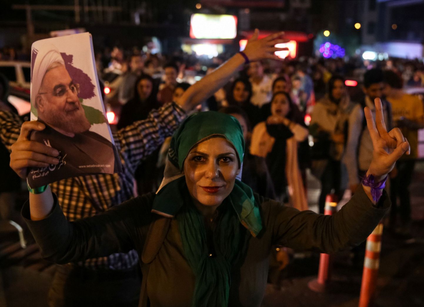 Iraani presidendiks valitud Hassan Rouhani toetajad kogunesid õhtul Teherani tänavatele võitu tähistama.