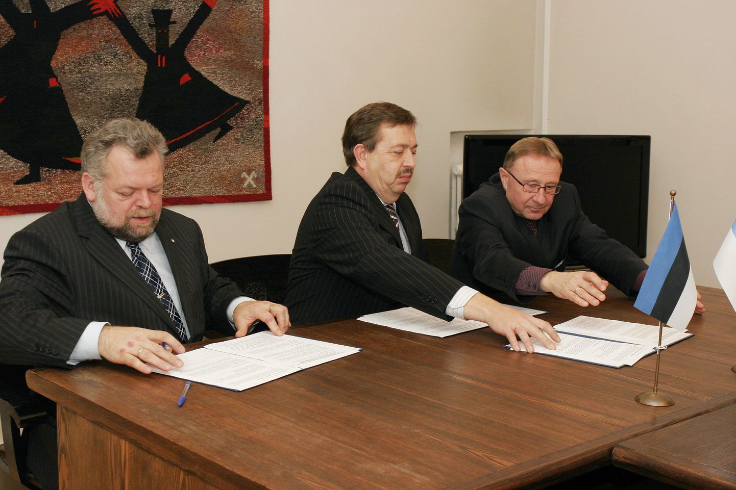 Võimulepingule kirjutasid alla Tarmo Loodus, Kalle Jents ja Rein Triisa.