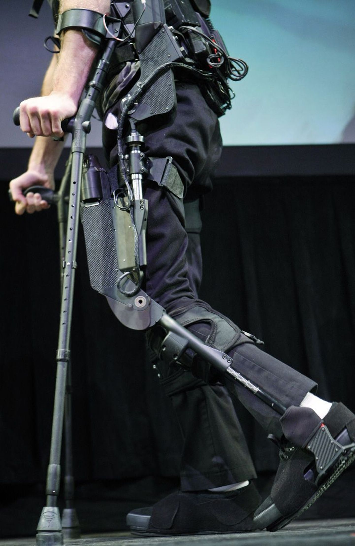 Bercleys Bionicsi loodud eLEGS aitab õnnetuses halvatuks jäänud inimesel taastusravi ajal karkudele toetudes iseseisvalt liikuda.