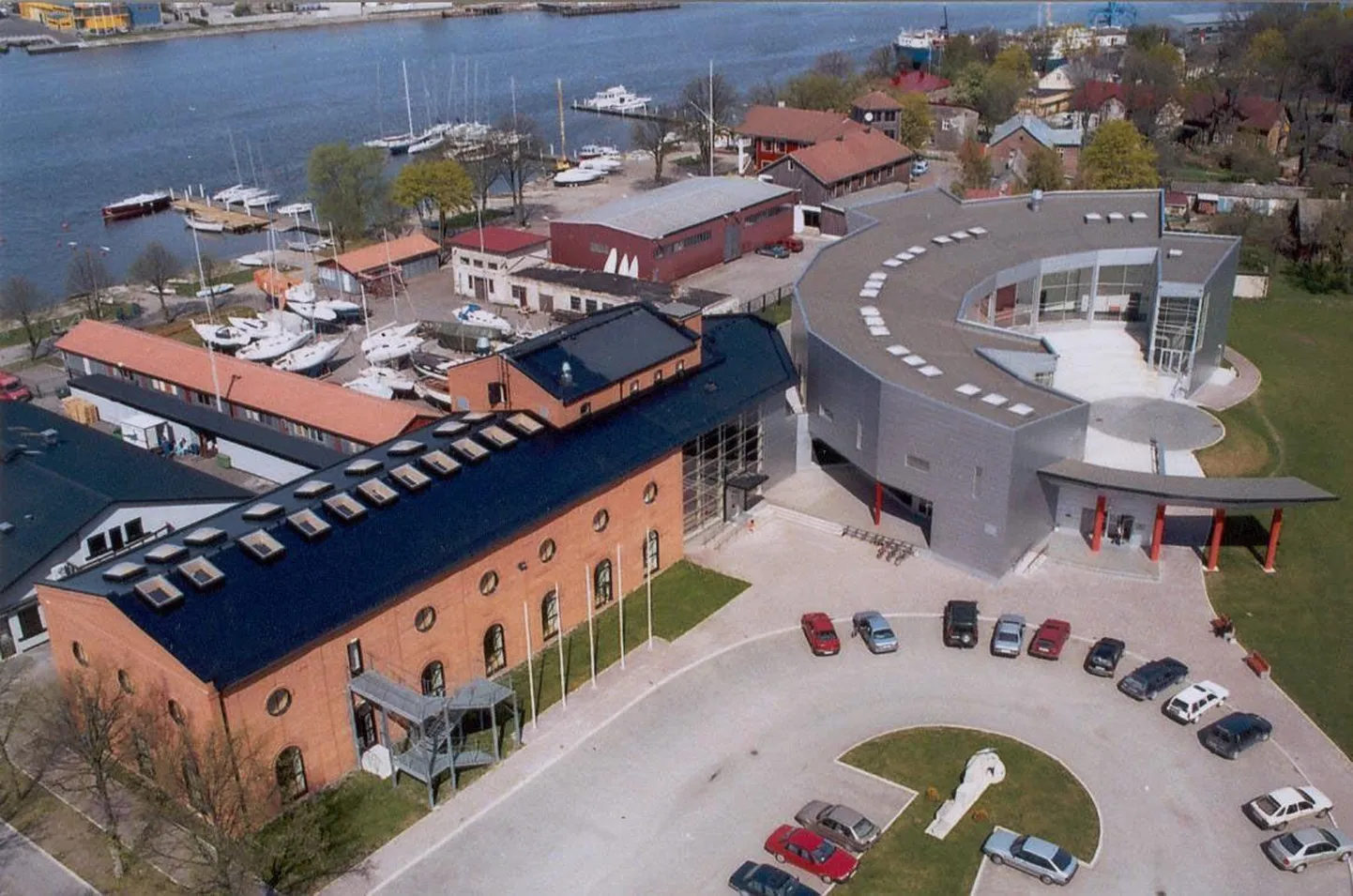 Tartu Ülikooli Pärnu kolledži õppehoone.