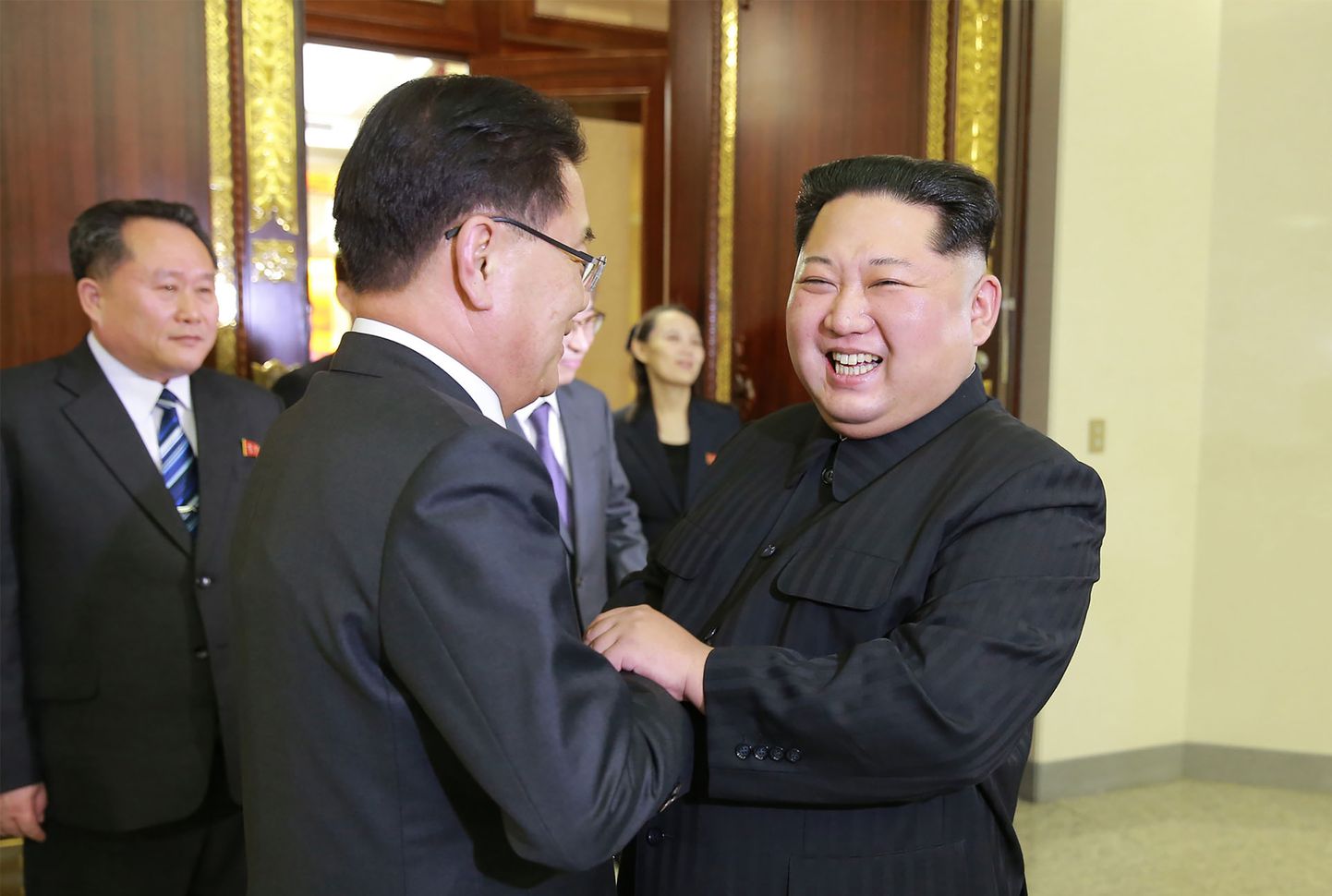 Põhja-Korea liider Kim Jong-un kätlemas Pyongyangi saabunud Lõuna-Korea delgatsiooni juhiga.