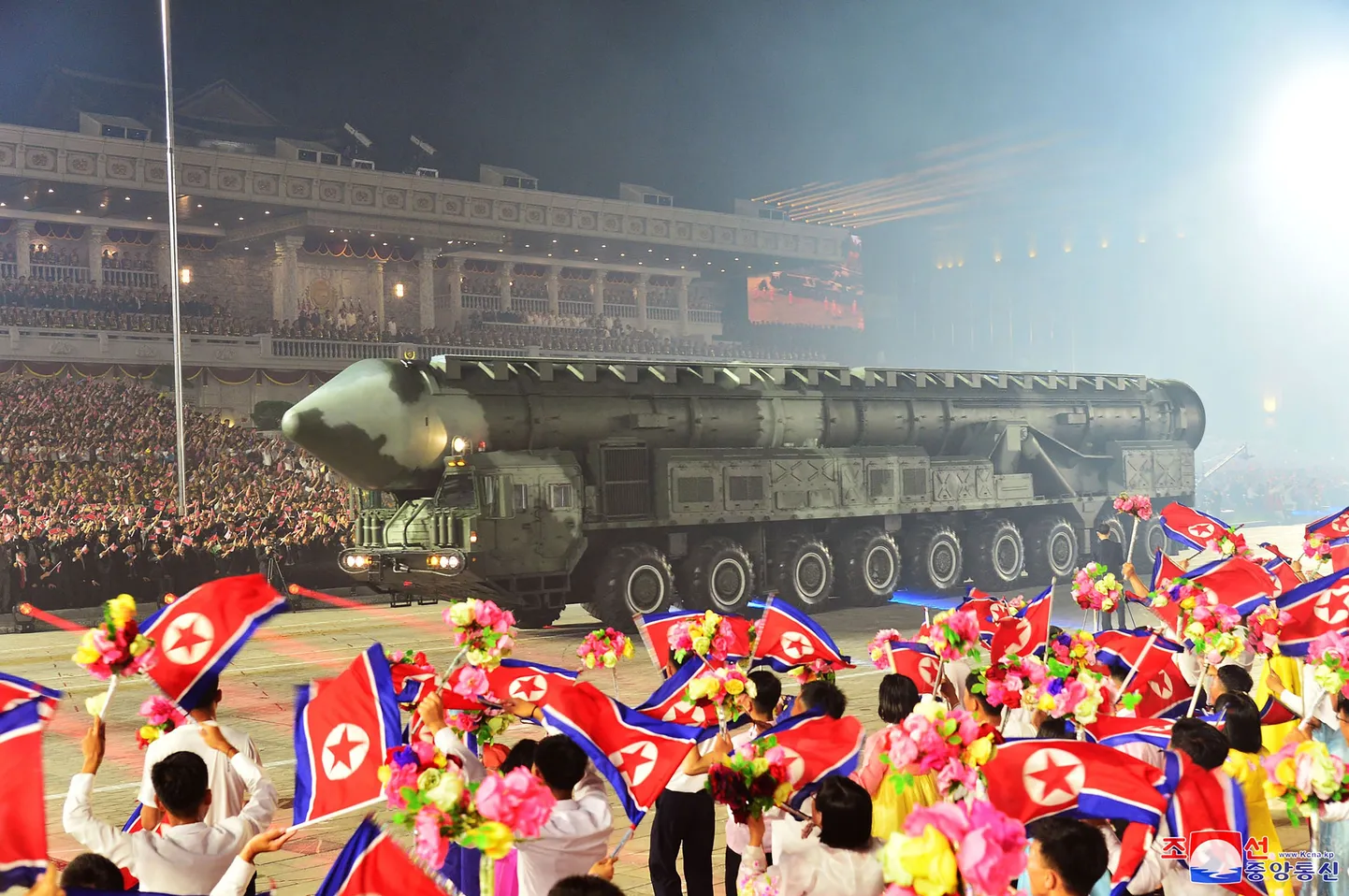 Põhja-Korea mandritevaheline ballistiline rakett (ICBM) sõjaväeparaadil. Foto on illustratiivne.
