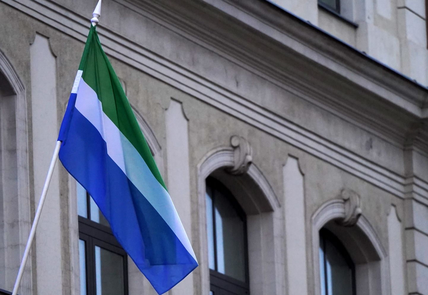Atzīmējot Lībiešu mantojuma dienu Lībiešu karogs pie Rīgas Domes ēkas.