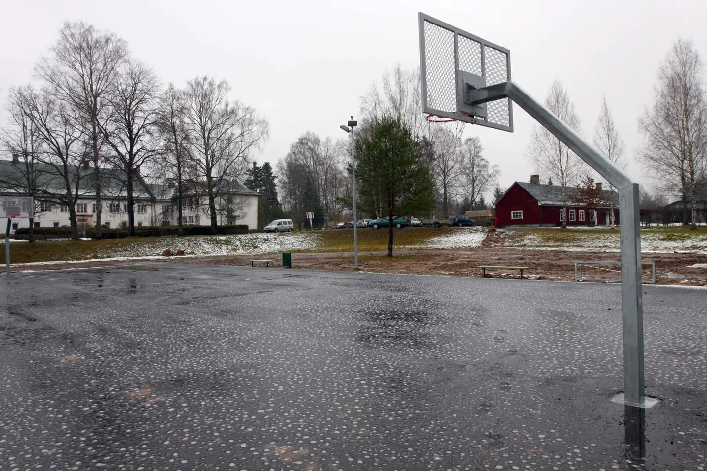 Hargla kooli juurde rajatud palliplats ootab veel väljakukatet, kuid kevadest on see vallarahva ja koolipere käsutuses.
