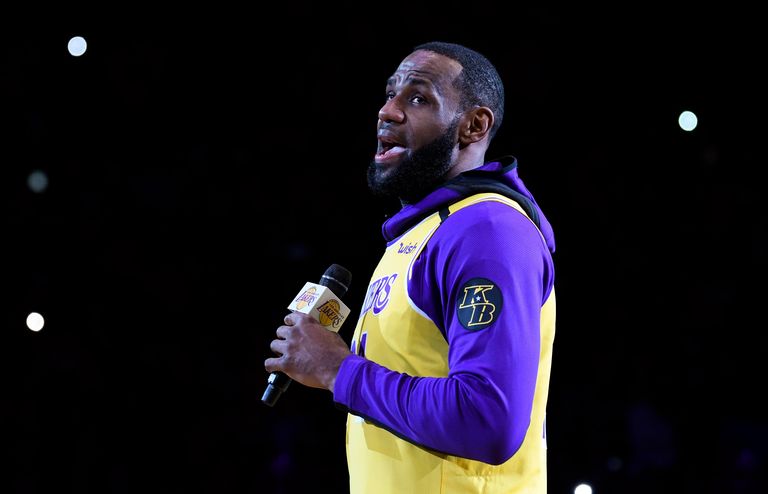 Los Angeles Lakersi korvpallur LeBron James pidas eile Staples Centeris suure rahvahulga ees emotsionaalse kõne kauaaegse Lakersi mängija Kobe Bryanti mälestuseks. 