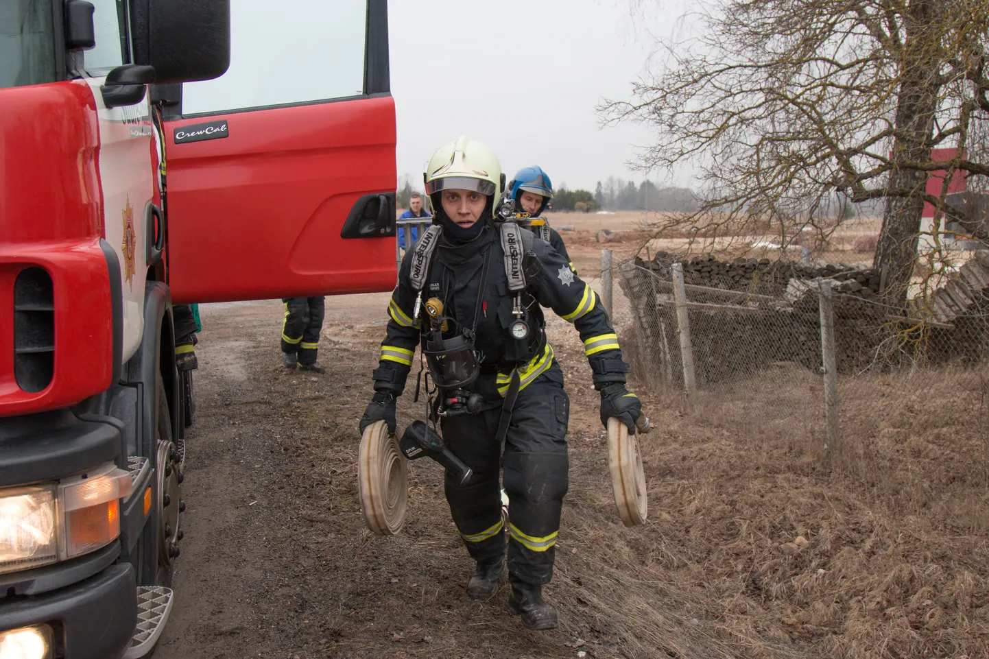 Päästja ja päästeauto tulekahjut kustutamas. Foto on illustratiivne.