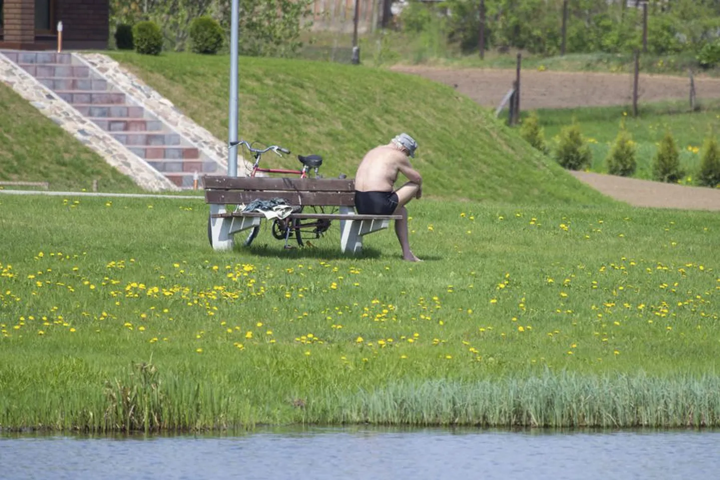 Päevitav vanainimene
