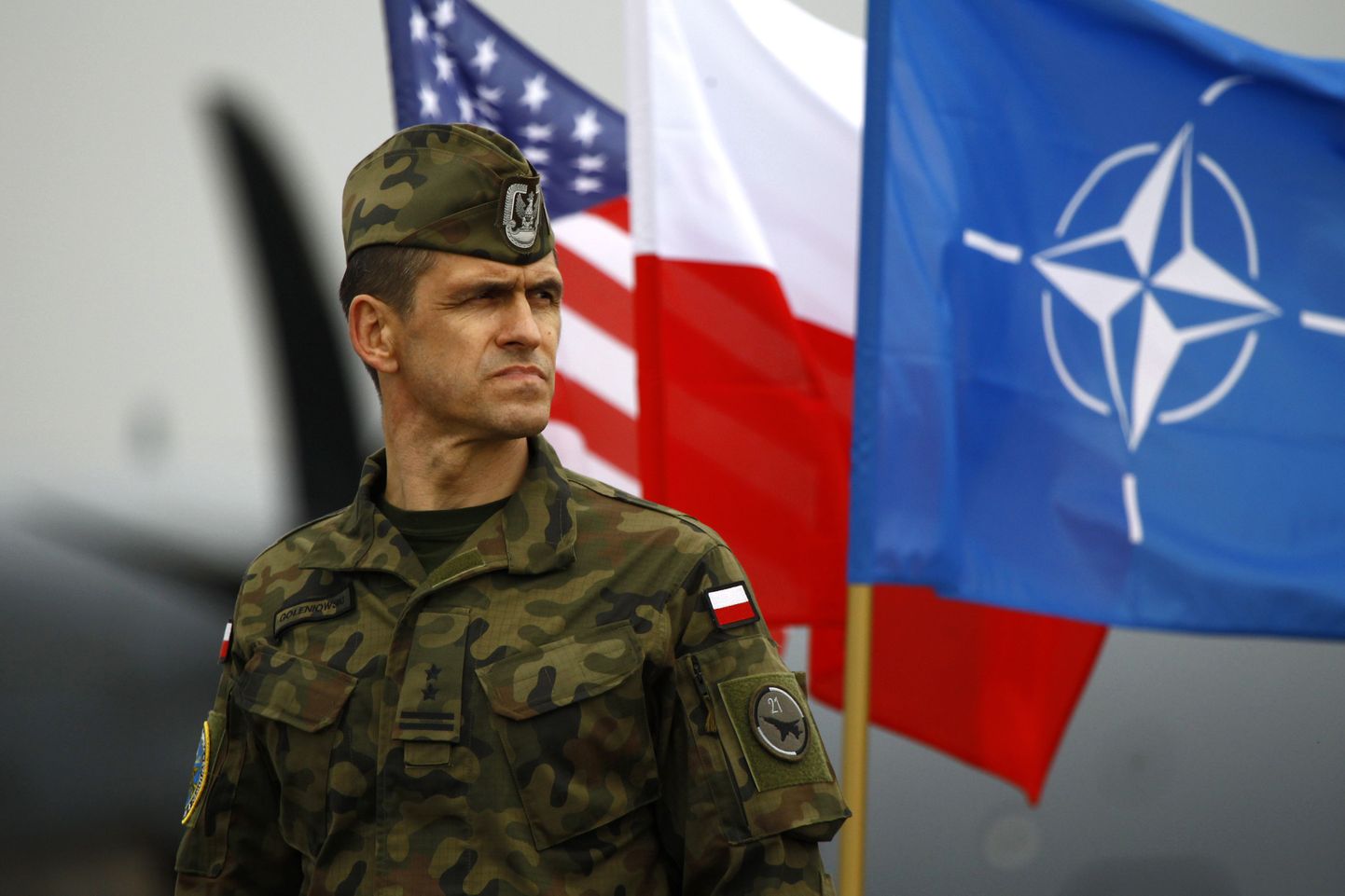 Poola sõduri selja taga on USA, Poola ja NATO lipud.