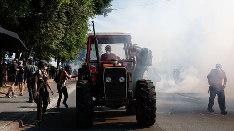 AKTIVISTID MESTIS PÕLDURITEGA ⟩ Prantsusmaal muutus protest veehoidla rajamise vastu vägivaldseks