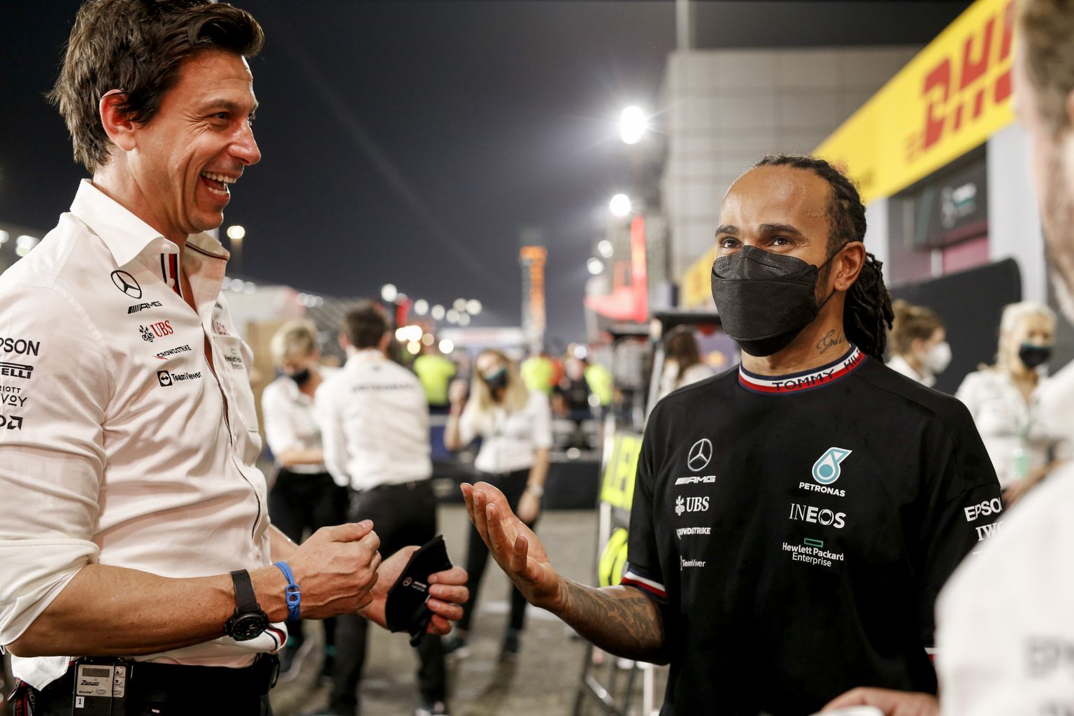 Toto Wolff (vasakul) pole kindel, kas tema tähtsõitja Lewis Hamilton üldse jätkab karjääri.