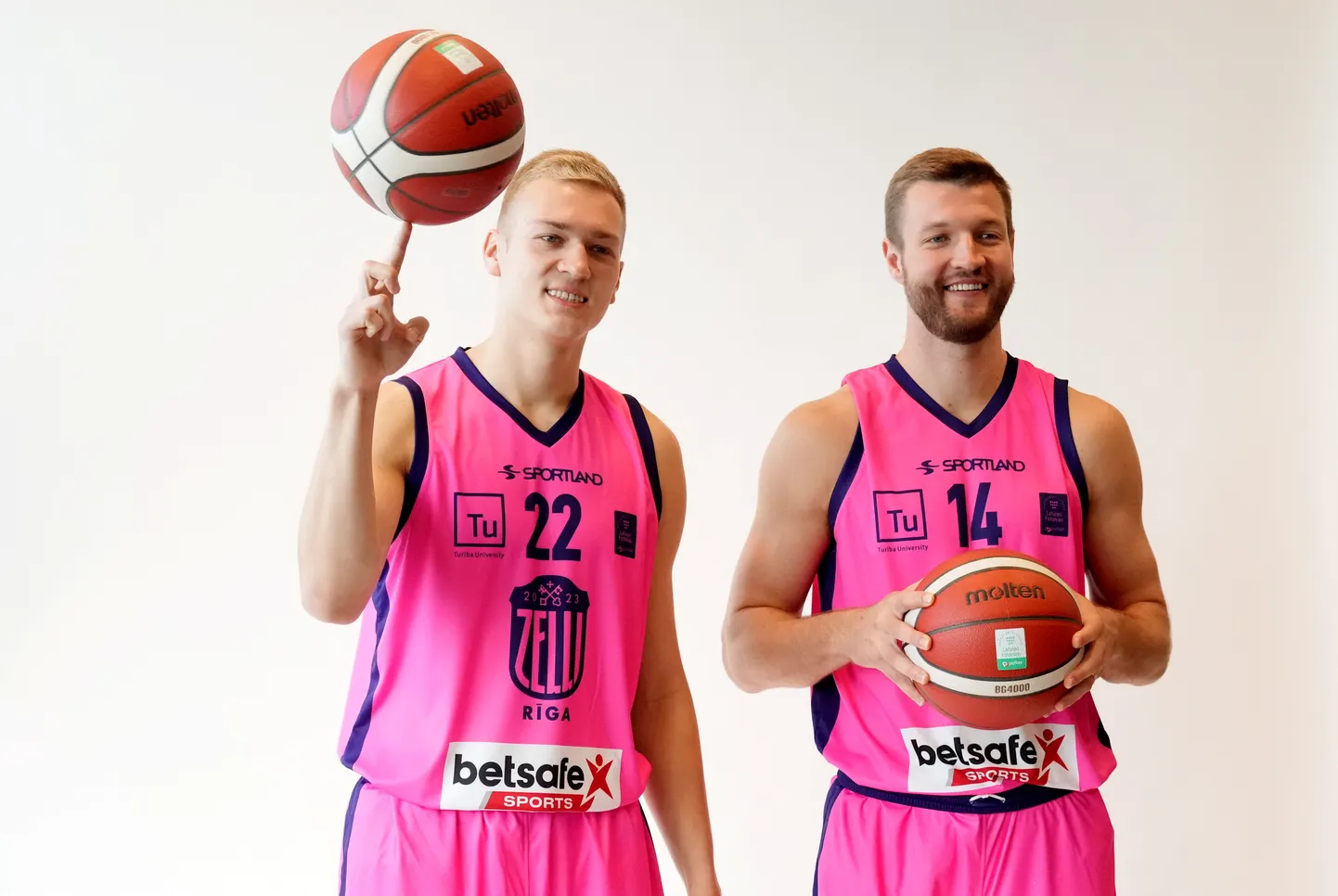 Basketbola kluba "Rīgas zeļļi" spēlētāji Francis Lācis (no kreisās) un Zigmārs Raimo