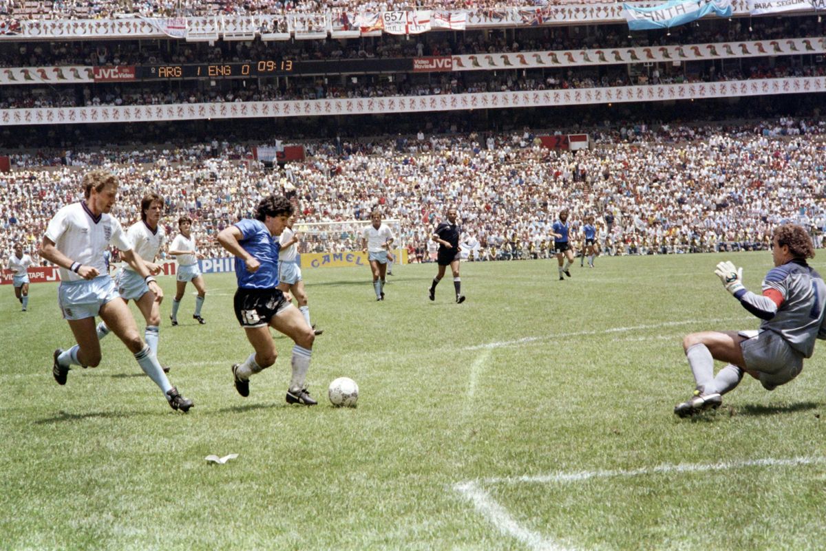 Марадона на ЧМ-1986 в четвертьфинальном матче против Англии, в котором он оформил дубль. Один из голов Диего забил рукой, после чего сказал, что это была "рука Бога"