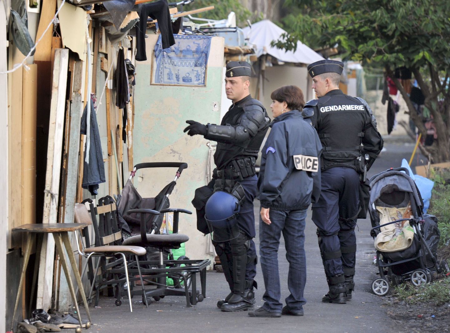 Politseinikud Marseille' mustlaslaagris.