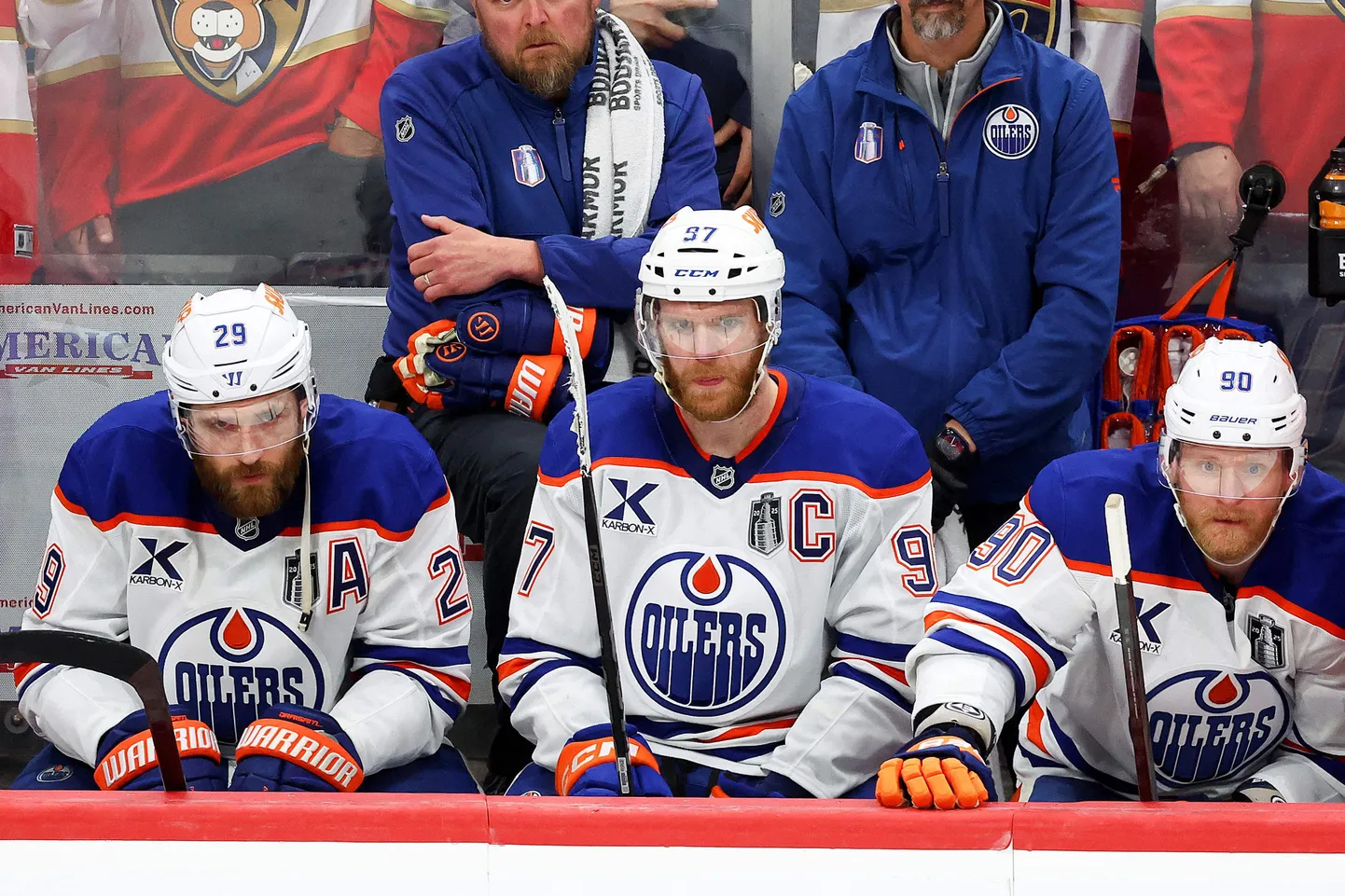 Edmontonas "Oilers" zvaigznes Leons Draizaitls, Konors Makdeivids un Korijs Perijs.