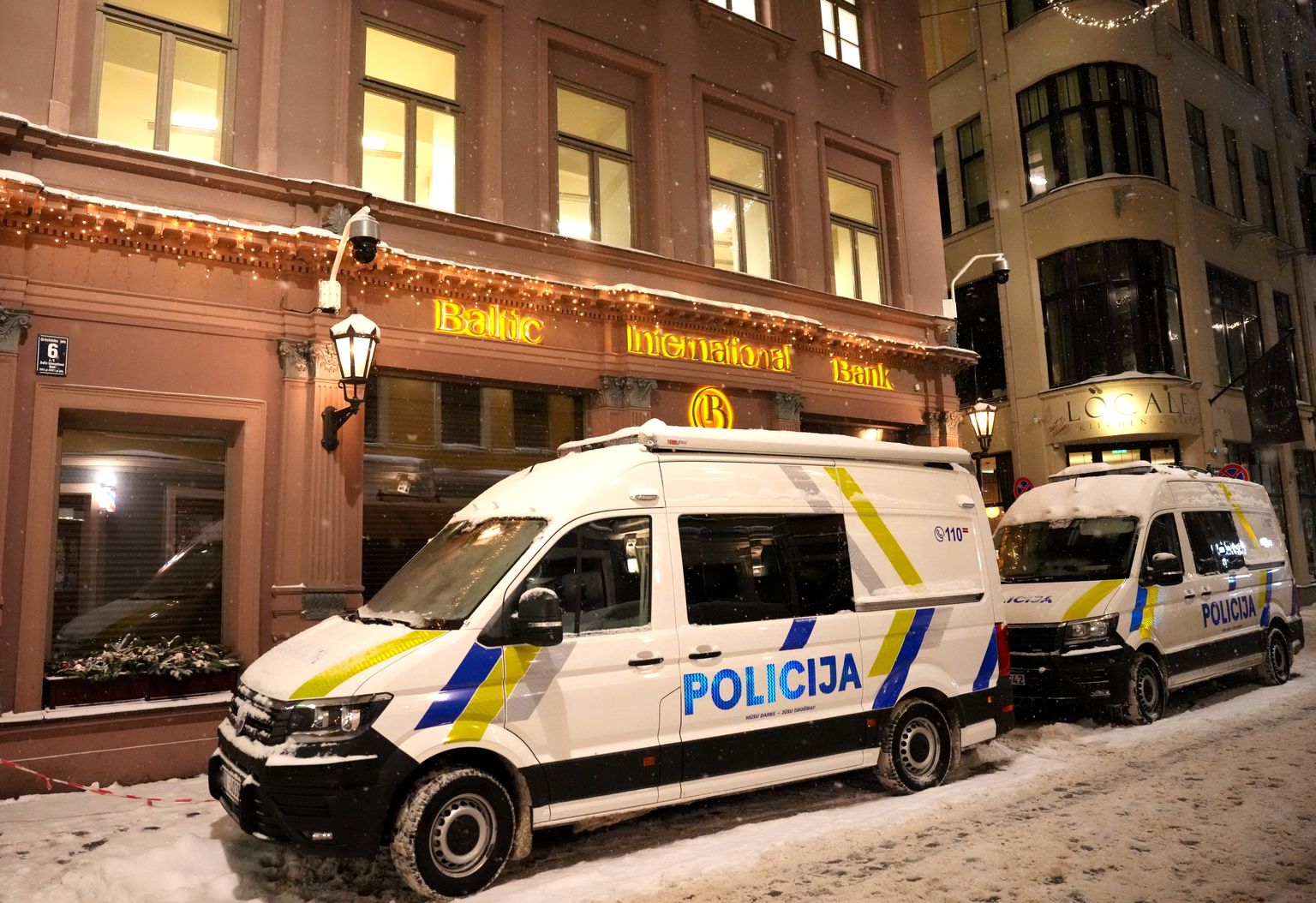 Valsts policijas automašīnas pie "Baltic International Bank" ēkas Grēcinieku ielā pēc Finanšu un kapitāla tirgus komisijas (FKTK) padomes lēmuma apturēt bankas finanšu pakalpojumu sniegšanu.