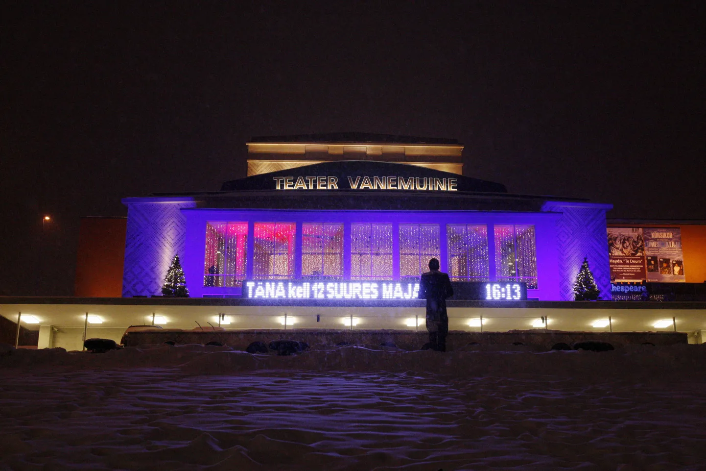 Tartu jõulukaunistused.
Pildil teater Vanemuine.