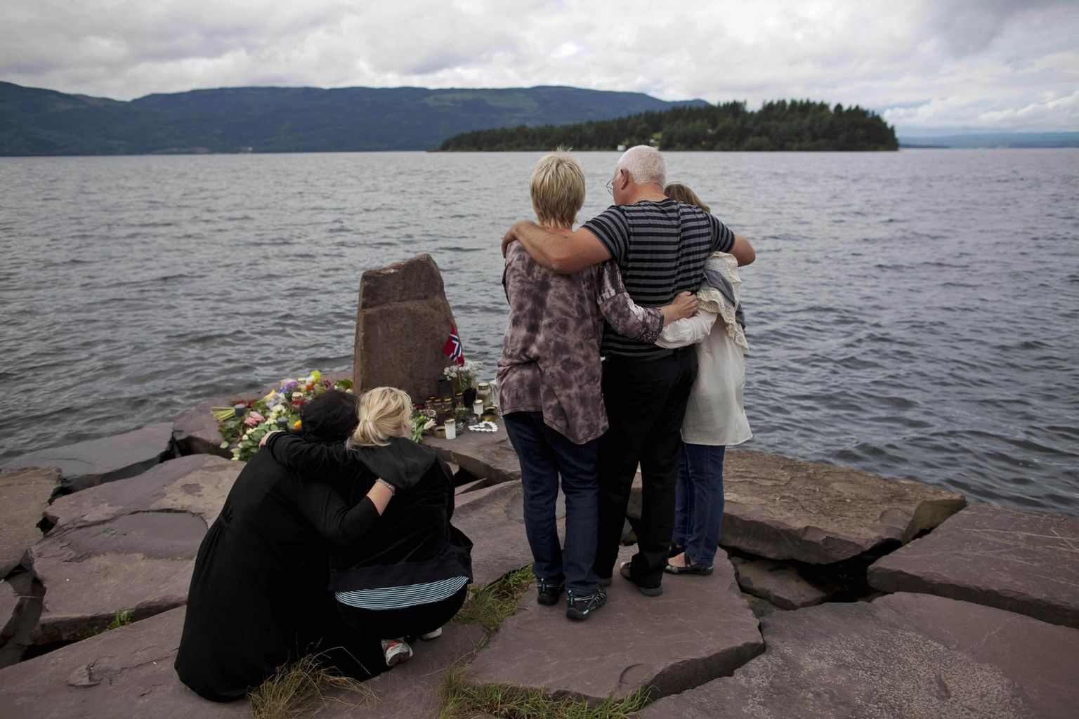 Ühe ohvri lähedased paar päeva pärast 2011. aasta massimõrva paadisillal vaatamas Utøya saare poole, kus paremäärmuslane Anders Behring Breivik tappis 69 inimest. Enne seda oli tema õhitud pomm surmanud Oslo valitsuskvartalis kaheksa inimest. 