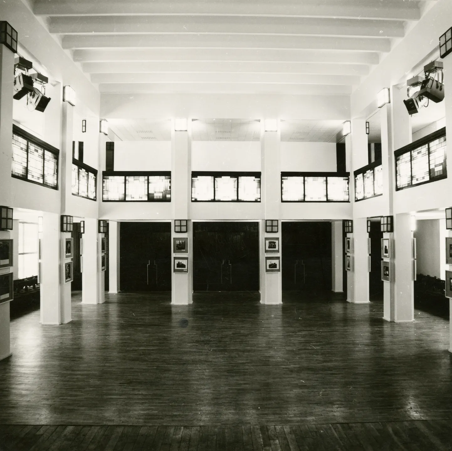 Kaarel Kurismaa vitraažid Paide Teatri- ja Muusikamaja väikeses saalis, 1984-1991.
