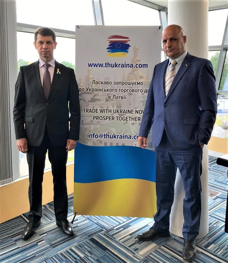 Посол Украины в Латвии Александр Мищенко и латвийский предприниматель украинского происхождения Александр Петров