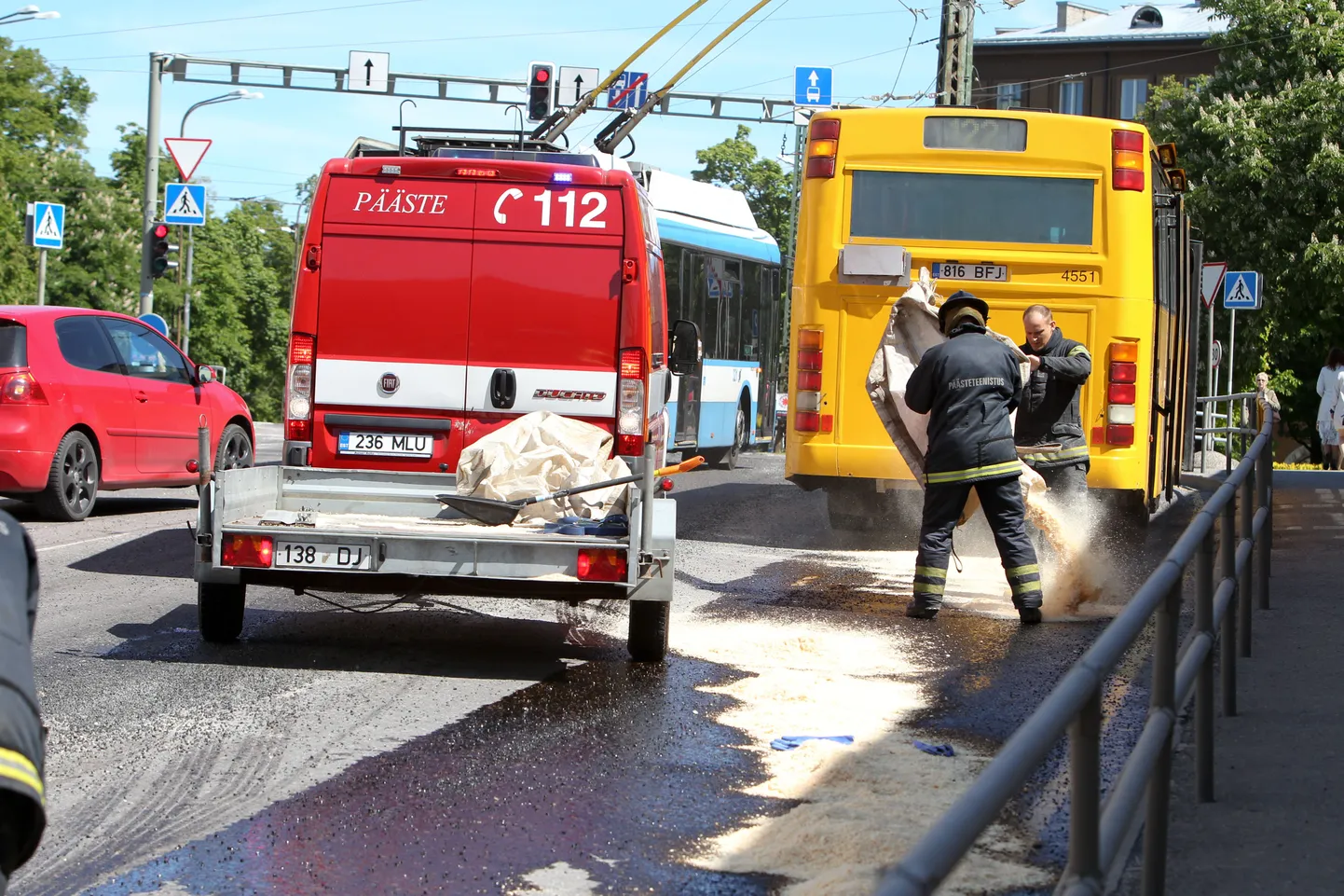 Bussi tekitatud reostuse kõrvaldamine.