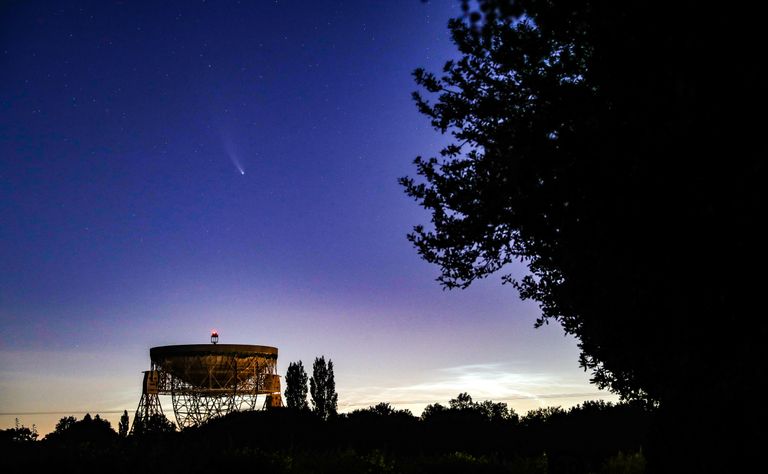Komeet Neowise nähtuna Suurbritannias Cheshire'is Jordell Bankis Lovelli teleskoobi juures