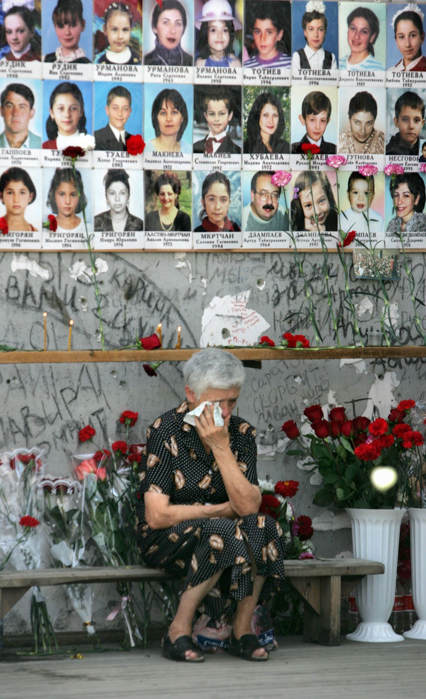 Eakas naisterahvas leinas eile Beslani kooli varemete juures viie aasta taguse pantvangidraama ohvreid.