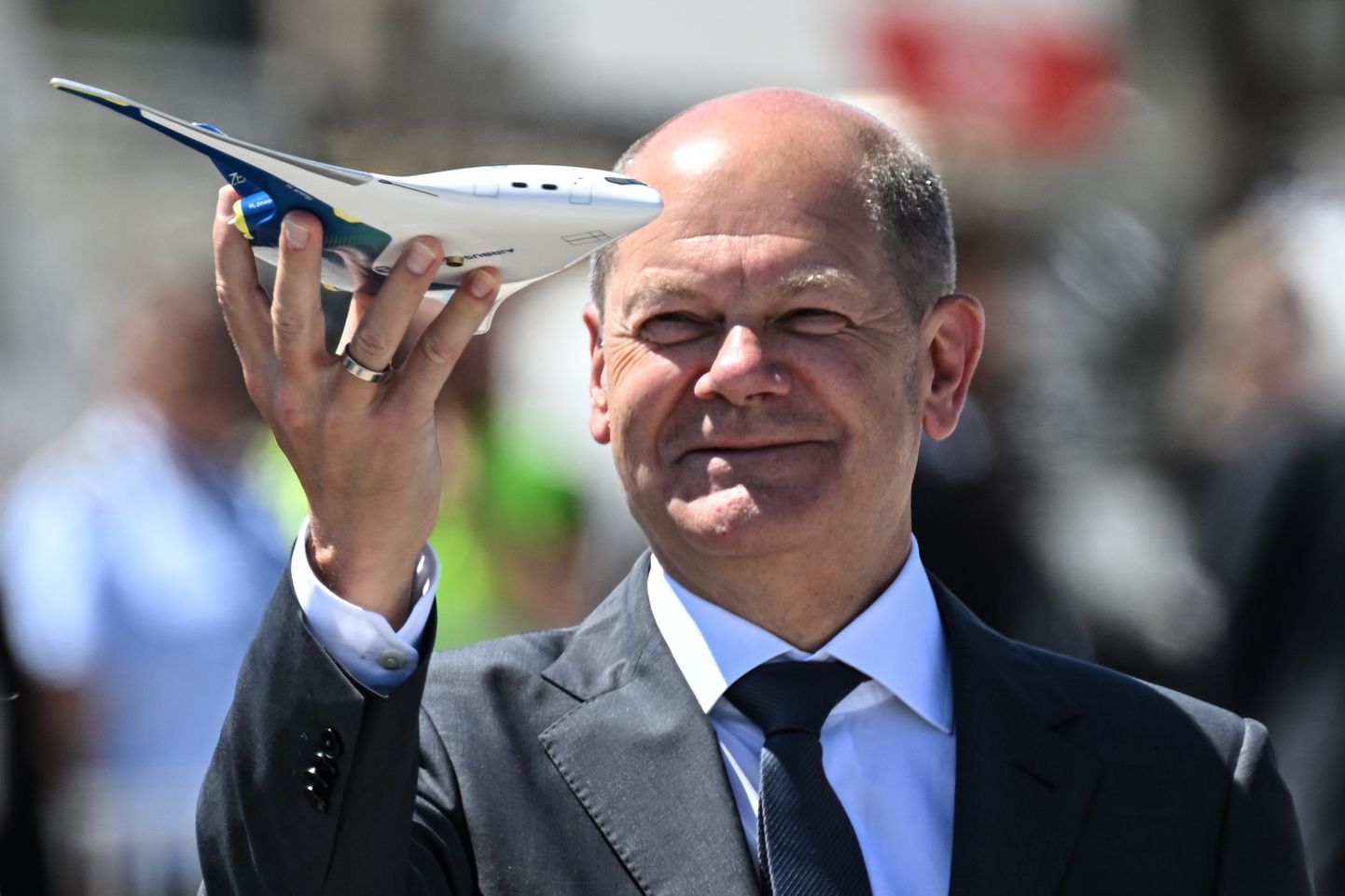 Saksamaa Liidukantsler Olaf Scholz hoidmas Airbus ZEROe mudellennukit.