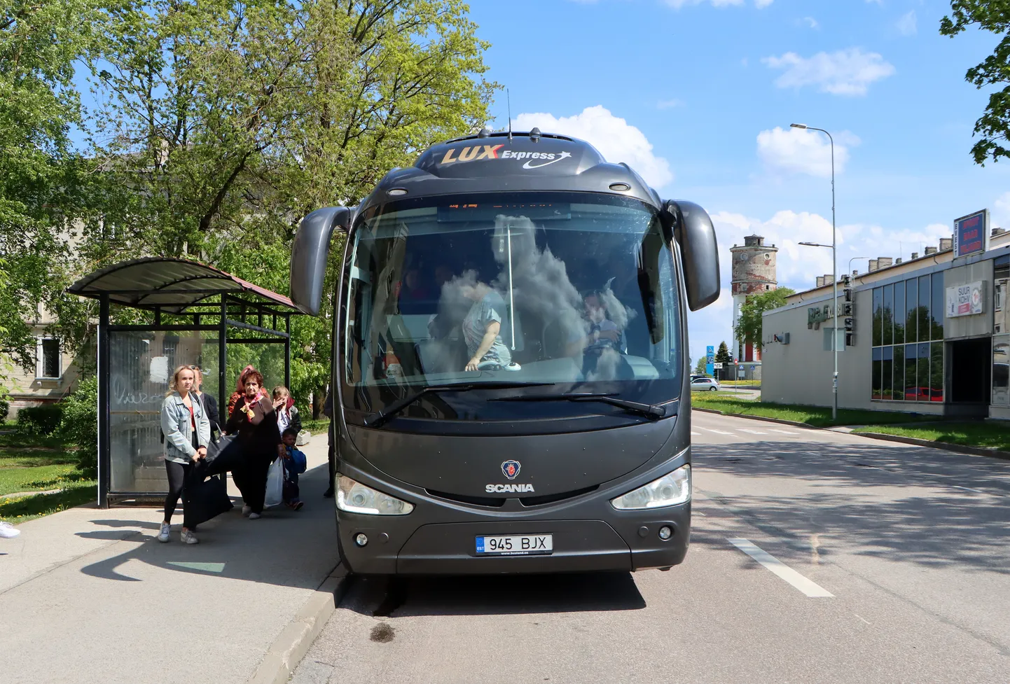Lux Expressi bussidega sõitjatel on tulnud kaugliinibussi ebamugavates tingimustes oodata rohkem kui aasta aega.