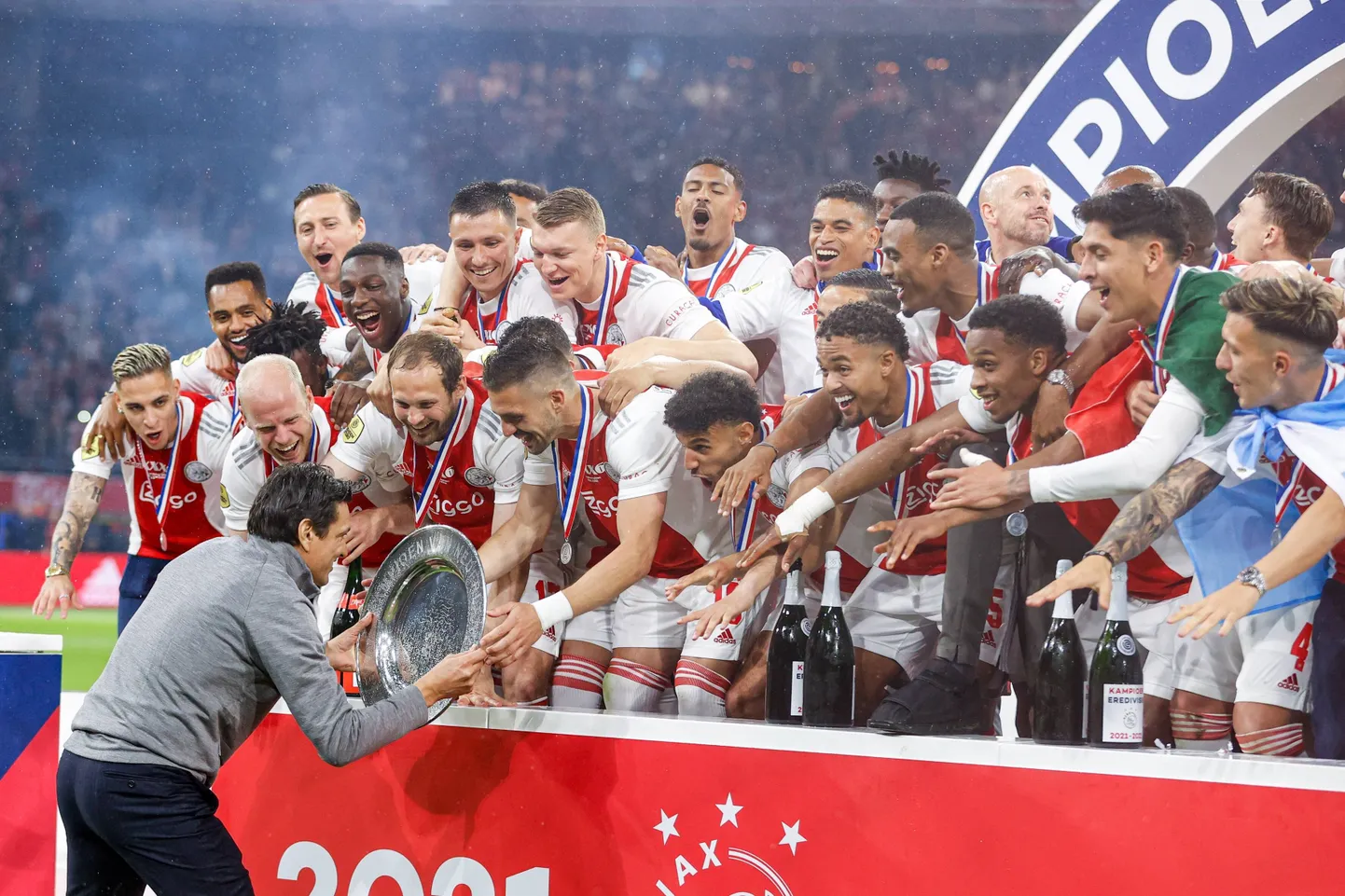 Jari Litmanen (vasakul) andmas üle torfeed Amsterdami Ajaxi kaptenile Dušan Tadićile (keskel).