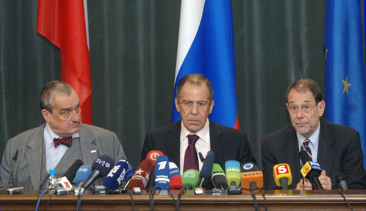 Vene välisminister Sergei Lavrov istumas ELi praeguse eesistujamaa Tšehhi välisministri Karel Schwarzenbergi ja ELi välis- ja julgeolekupoliitika juhi Javier Solana vahel pressikonverentsil Moskvas, kus ta nendega seekord kokku sai.