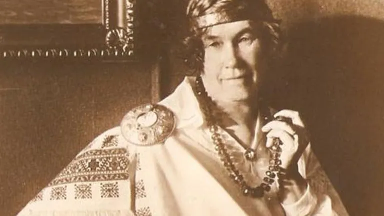 Anna Brigadere (1861-1933) godu drānās.