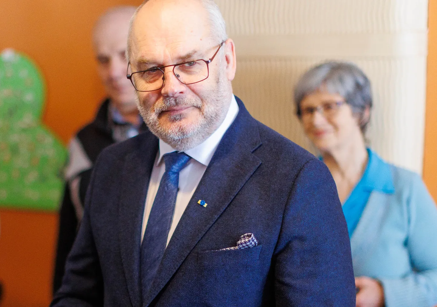 President Karis väisas Kiidjärve raamatukogu, kus ta andis riigikogu valimistel oma e-hääle.