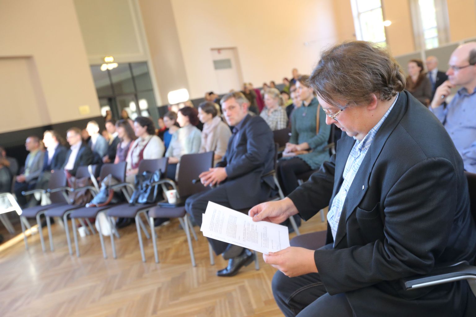 Haridus- ja Teadusministeeriumi asekantsler Mart Laidmets tutvub erakoolide pöördumisega.
