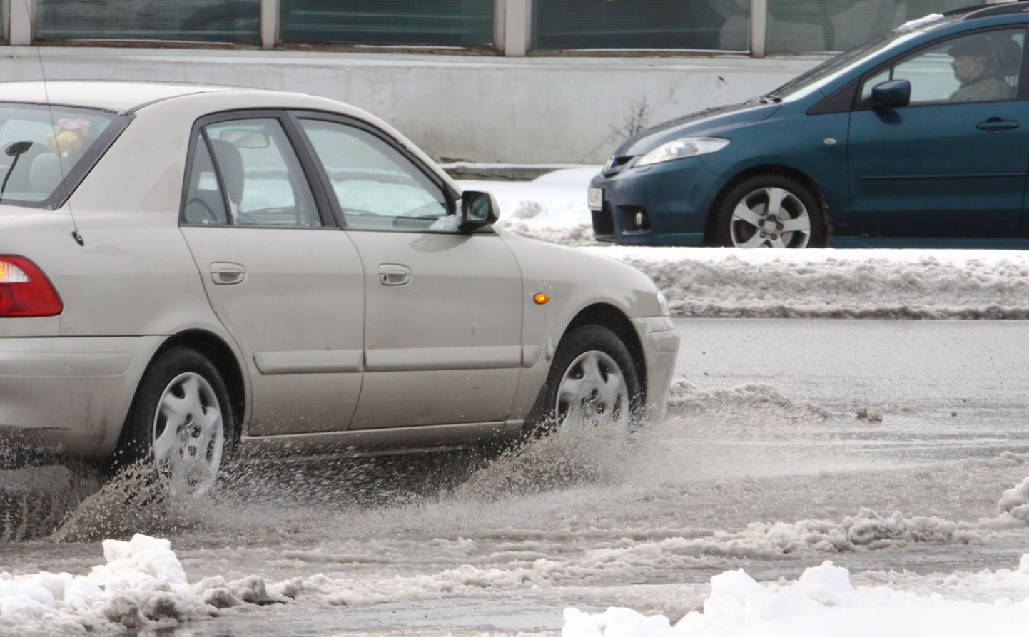 Papiniidu ja Riia maantee voolas lumesulamisvesi.