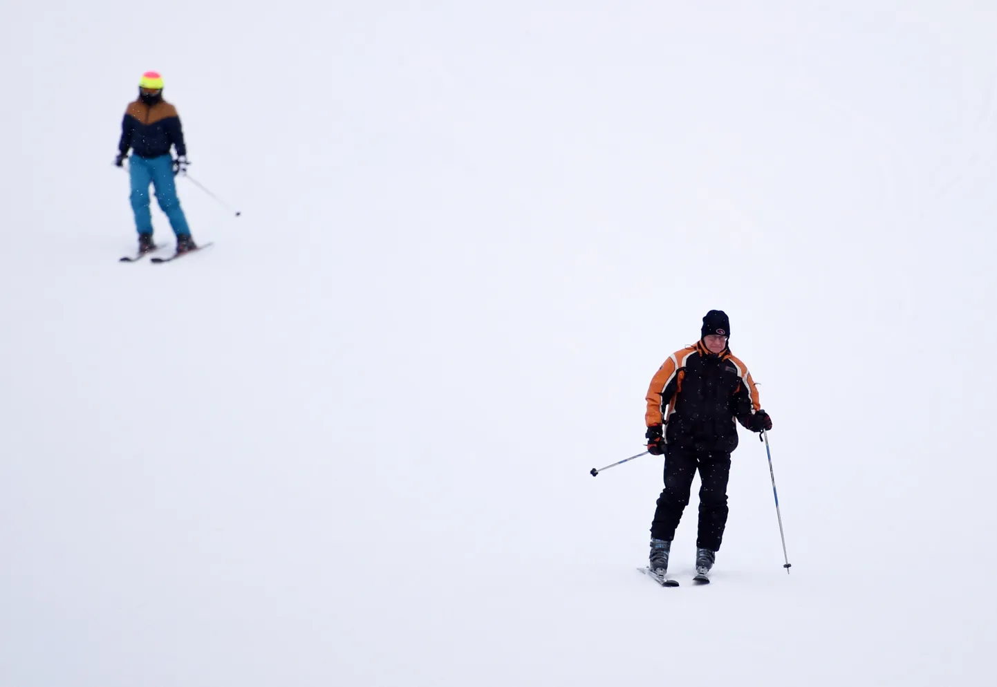 Slēpotāji un snovbordisti "Riekstukalna" trasē Baldonē.