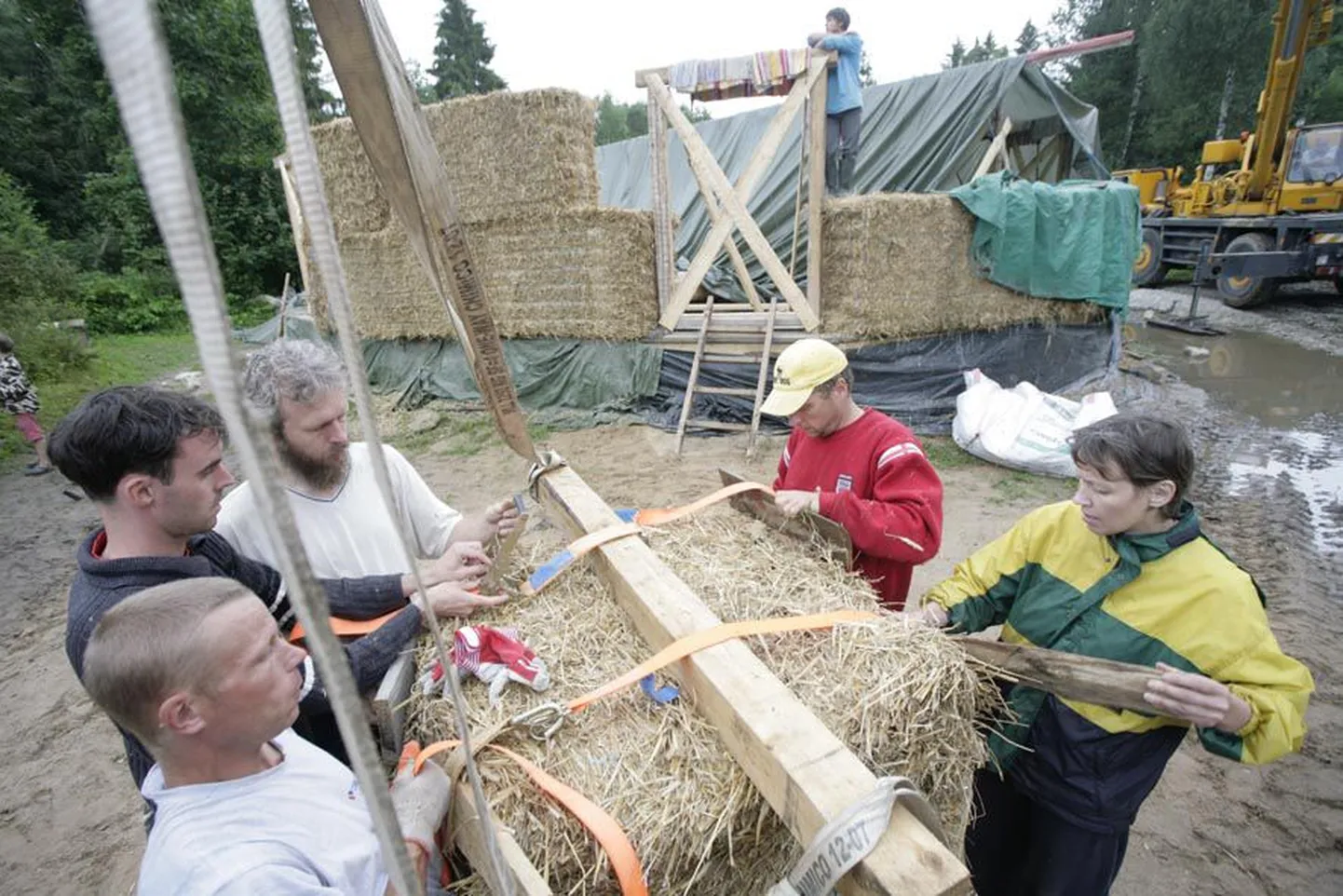 Veidi enam kui 200ruutmeetrise kogupinnaga kahekorruseline maja valmib suurtest kandilistest põhupakkidest (Jumbo-Bale), mida eile kraanaga paika tõsteti.