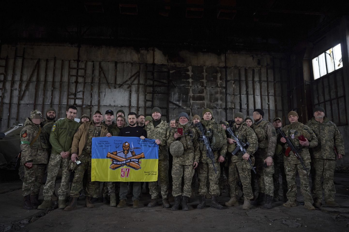 Ukraina president Volodõmõr Zelenskõi Ukraina sõduritega Bahmuti lähistel.