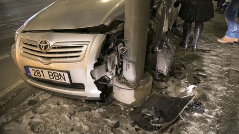 Фото и видео: в Кристийне в час пик Toyota врезалась в светофор