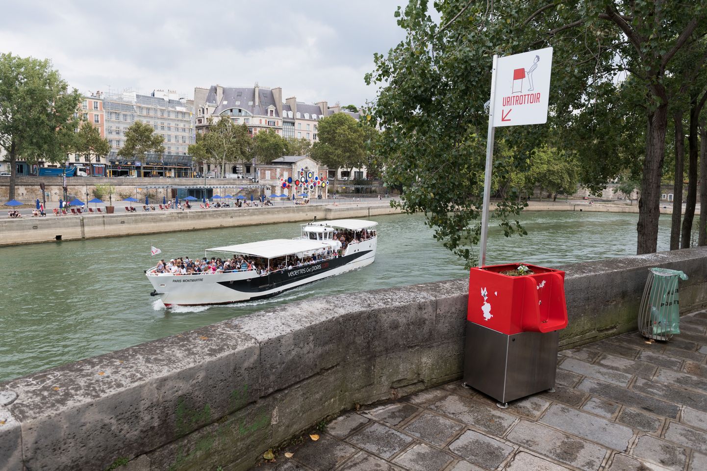 Pariisi uued pissuaarid paistavad eemalt kui lillekastid, ent silt nende kohal viitab punaste kastide teisele otstarbele.