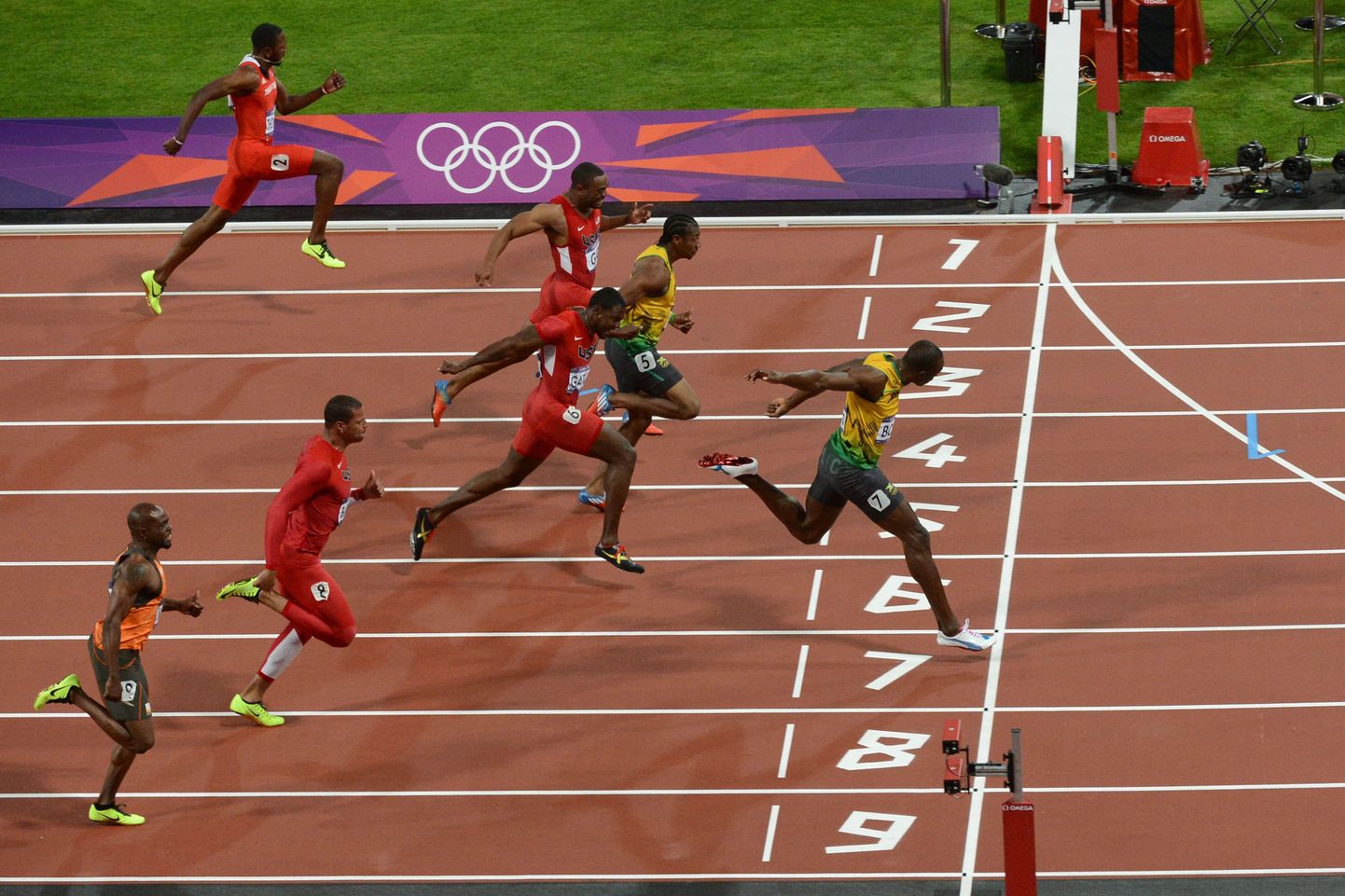 Usain Bolt kaitses tiitlit ning võitis kindlalt Londoni olümpial meeste 100 meetri finaali.