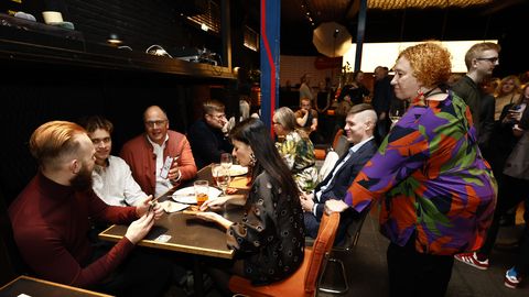 FOTOD ⟩ Parempoolsed ootavad valimistulemusi F-hoones