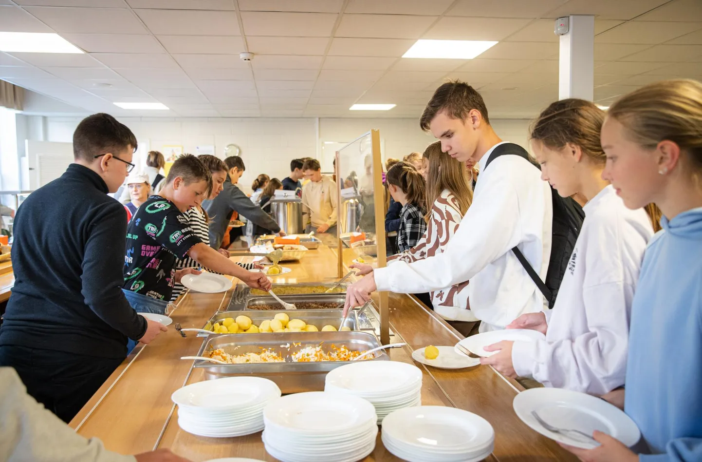 Tallinna Humanitaargümnaasiumis valikut jagub: kui riis ei maitse, saab võtta kartulit või tatart. Porgandisalat ei sobi? Aga söö siis lehtsalatit ja kurki!