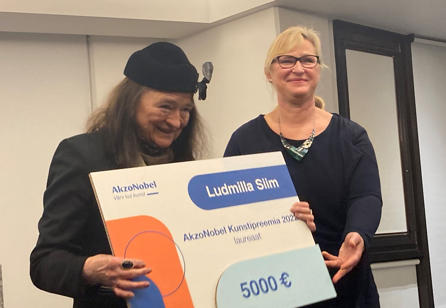 Ludmilla Siimule andis preemia üle Akzo Nobel Balticsi juhatuse liige Elena Past.