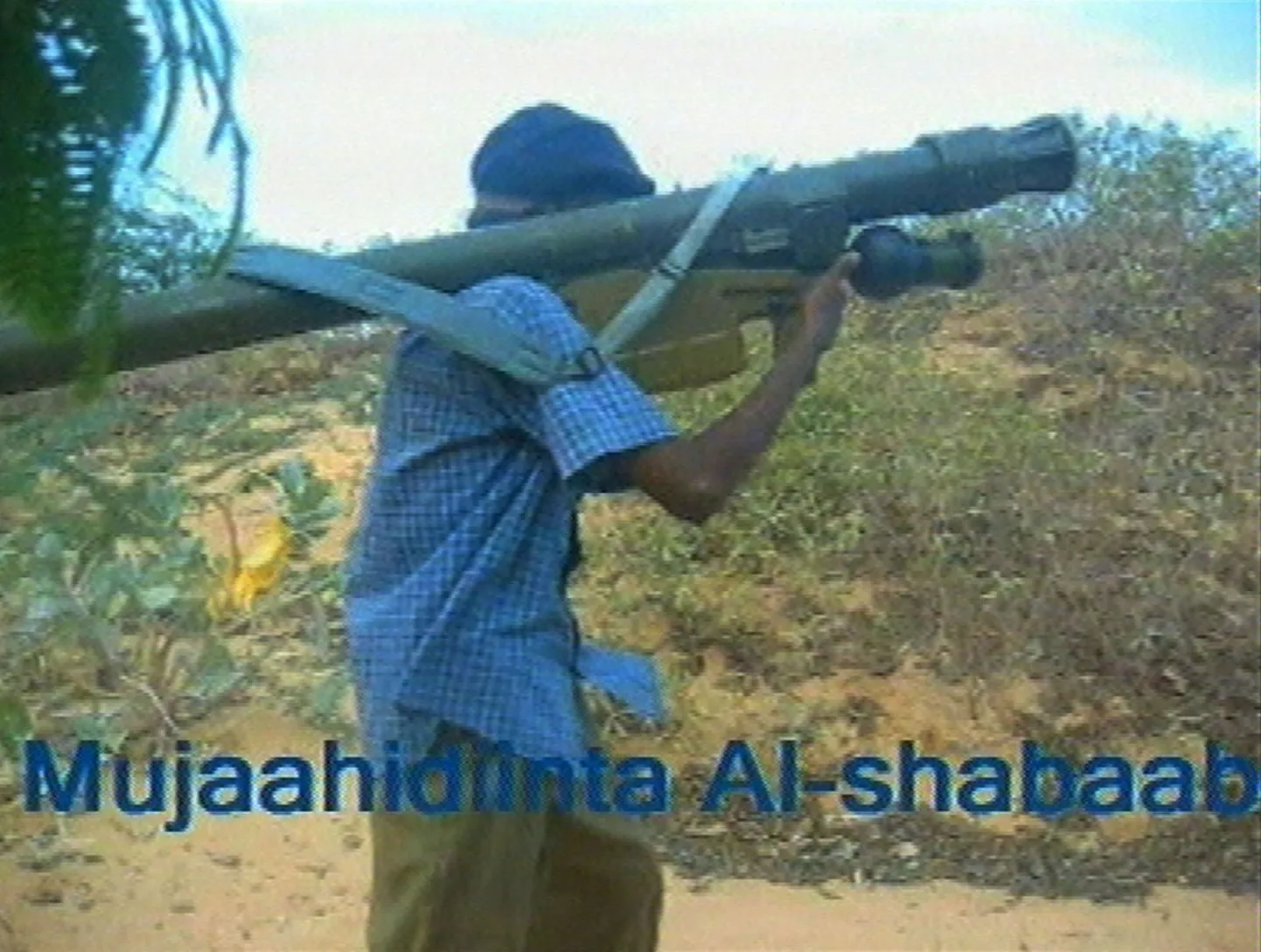 Somaalia islamistliku noorteliikumise Al-Shabaab võitleja kandmas raketiheitjat.